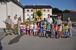 Die Kindergartenkinder mit ihren Pädagoginnen bei der FF Kirchham